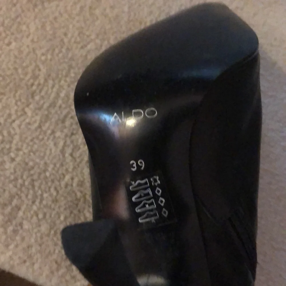 Beautiful pair of Aldo dress boots two tone camel and dark brown. UK size 39. - Picture 5 of 6